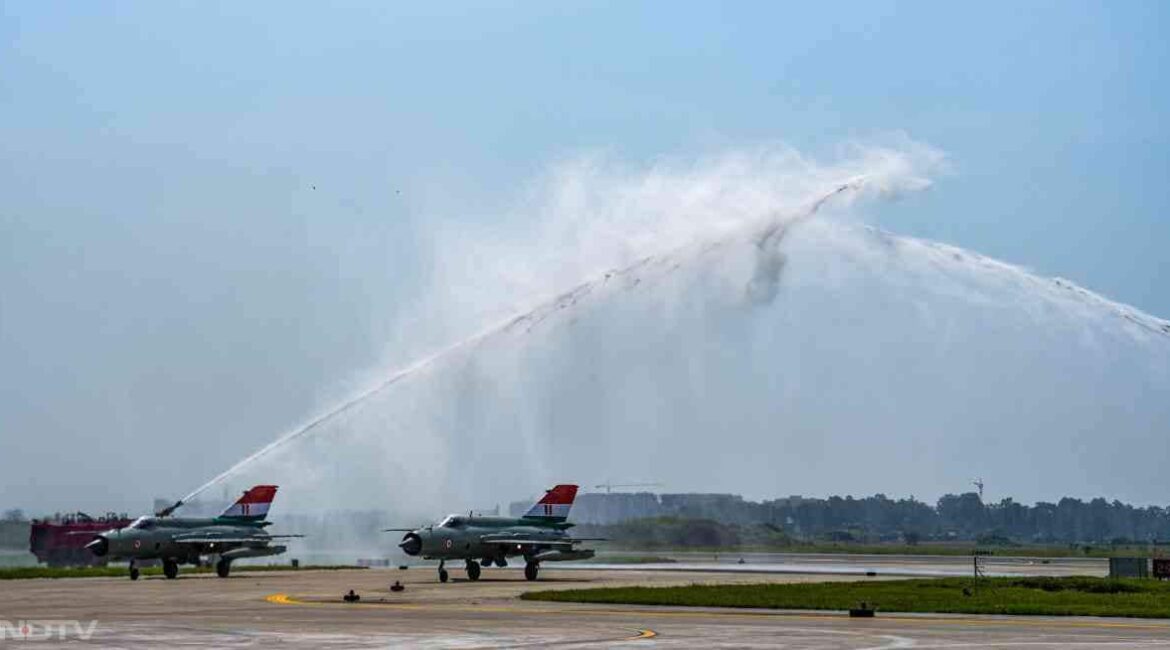 मिग-21 ने भरी आखिरी उड़ान, राजनाथ सिंह बोले- ‘ये भारत और रूस के बीच गहरे संबंधों का एक प्रमाण’ मिग-21 ने भरी आखिरी उड़ान, राजनाथ सिंह बोले- ‘ये भारत और रूस के बीच गहरे संबंधों का एक प्रमाण’