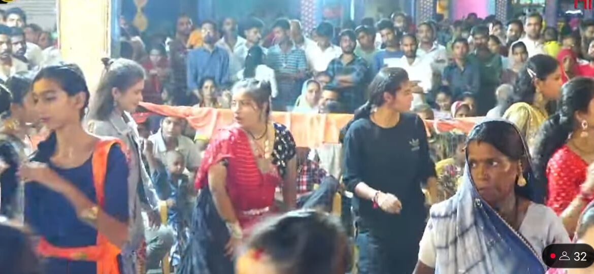 सुमेरपुर – भैरूचौक में शारदीय नवरात्रि पर गरबे में झूमीं महिलाएं और बालिकाएं सुमेरपुर – भैरूचौक में शारदीय नवरात्रि पर गरबे में झूमीं महिलाएं और बालिकाएं