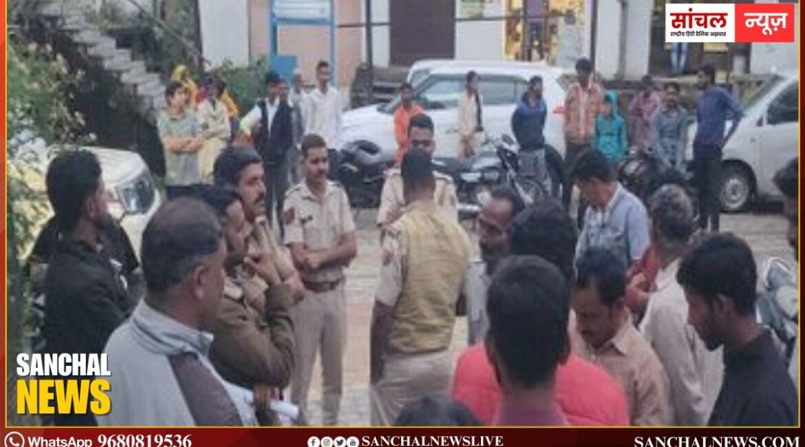 स्कूल बस से कुचलकर एक छात्र की मौत पर भारी हंगामा; हॉस्पिटल के बाहर प्रदर्शन, करणी सेना की मांग और धमकी स्कूल बस से कुचलकर एक छात्र की मौत पर भारी हंगामा; हॉस्पिटल के बाहर प्रदर्शन, करणी सेना की मांग और धमकी