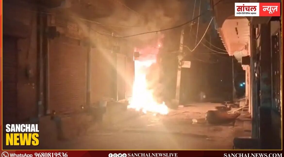 जयपुर के गलता गेट इलाके में केरोसिन ऑयल के गोदाम में भीषण आग लगने से हड़कंप; डेढ़ घंटे बाद भी काबू नहीं जयपुर के गलता गेट इलाके में केरोसिन ऑयल के गोदाम में भीषण आग लगने से हड़कंप; डेढ़ घंटे बाद भी काबू नहीं