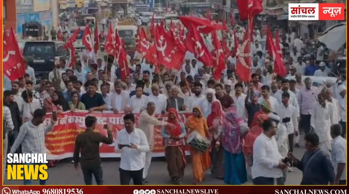 सड़कों पर उतरे हजारों किसान और मजदूर, फसल बर्बादी पर मुआवजा, पीने के पानी की कमी, बेरोजगारी और कानून व्यवस्था जैसे बड़े मुद्दों पर जोरदार विरोध सड़कों पर उतरे हजारों किसान और मजदूर, फसल बर्बादी पर मुआवजा, पीने के पानी की कमी, बेरोजगारी और कानून व्यवस्था जैसे बड़े मुद्दों पर जोरदार विरोध