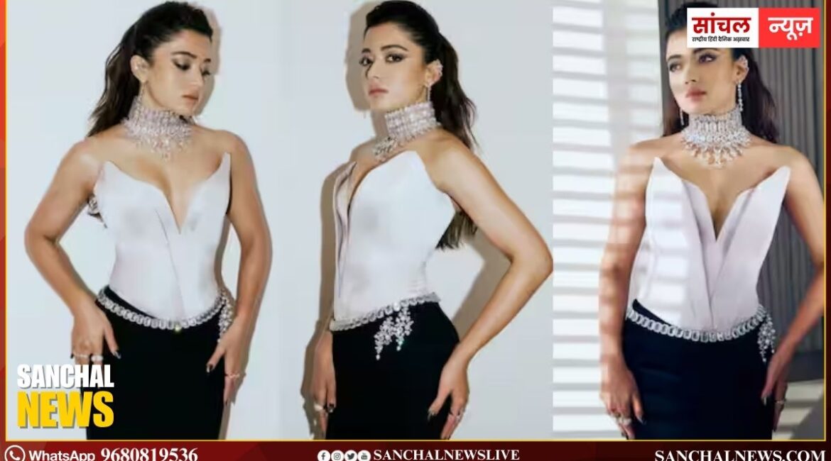 व्हाइट ऑफ शोल्डर टॉप और ब्लैक स्कर्ट में रश्मिका मंदाना ने दिए सिजलिंग पोज, एक्ट्रेस ग्लैमरस लुक में कहर ढहाती हुई नजर आई, तस्वीरें कर देंगी घायल व्हाइट ऑफ शोल्डर टॉप और ब्लैक स्कर्ट में रश्मिका मंदाना ने दिए सिजलिंग पोज, एक्ट्रेस ग्लैमरस लुक में कहर ढहाती हुई नजर आई, तस्वीरें कर देंगी घायल