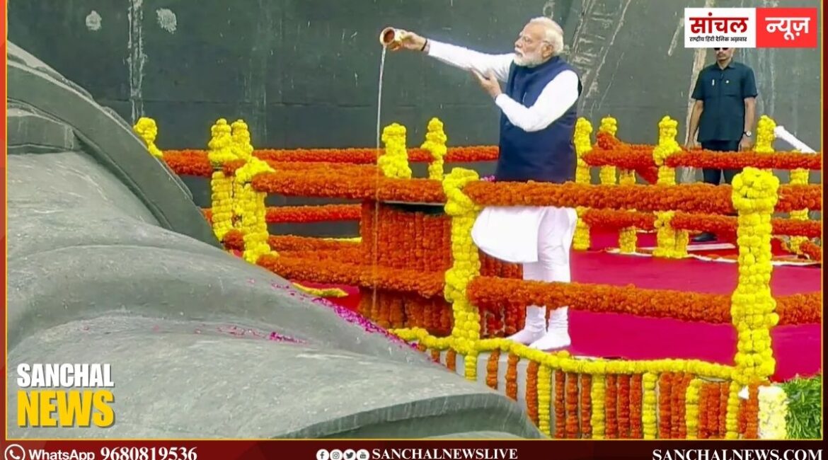 पीएम मोदी की लौह पुरुष सरदार पटेल को श्रद्धांजलि, उपस्थित लोगों को उन्होंने एकता की शपथ दिलाई