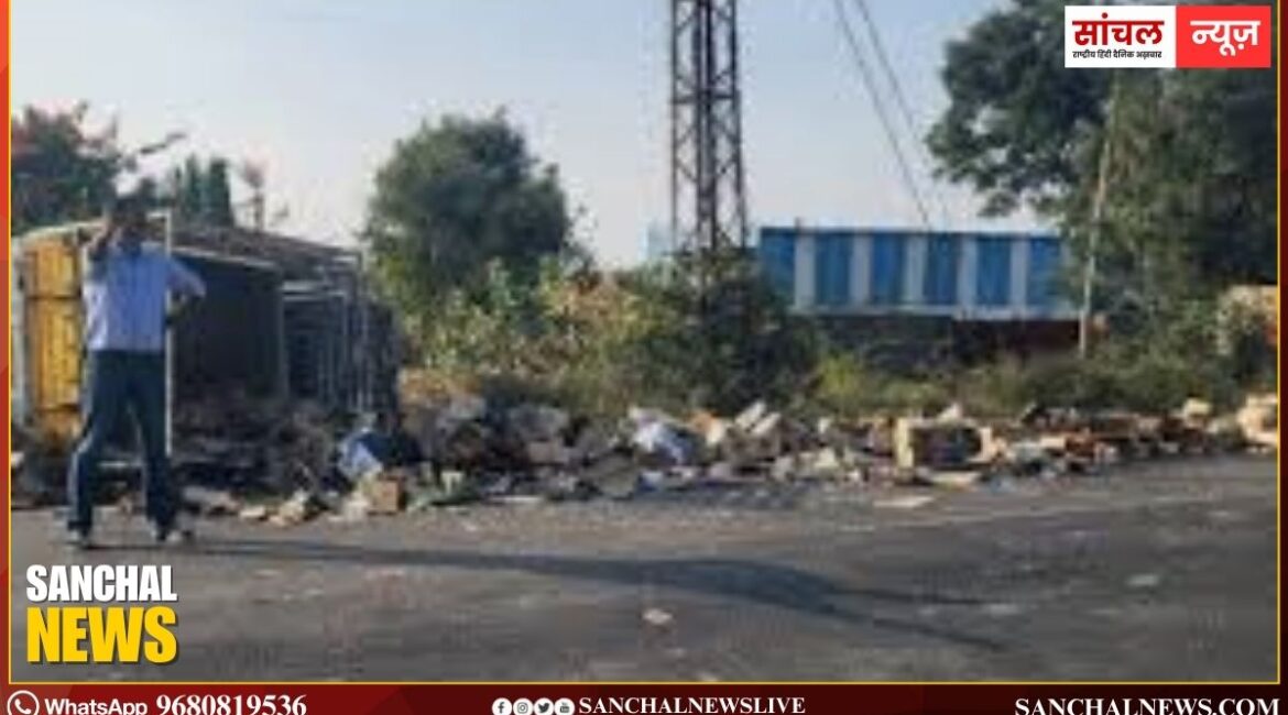 अंग्रेजी शराब से भरी तेज रफ्तार बोलेरो पिकअप सड़क किनारे पलटी: स्थानीय लोग उठाकर ले जाने लगे शराब की बोतलें अंग्रेजी शराब से भरी तेज रफ्तार बोलेरो पिकअप सड़क किनारे पलटी: स्थानीय लोग उठाकर ले जाने लगे शराब की बोतलें