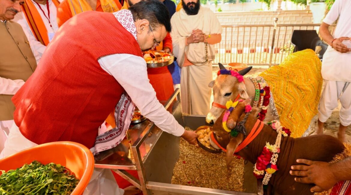 गौशाला में गो-पूजन करने के साथ-साथ नव-निर्मित मंदिर का अवलोकन; गाय व बछड़े के भोजन के लिए 50 व 25 रुपए