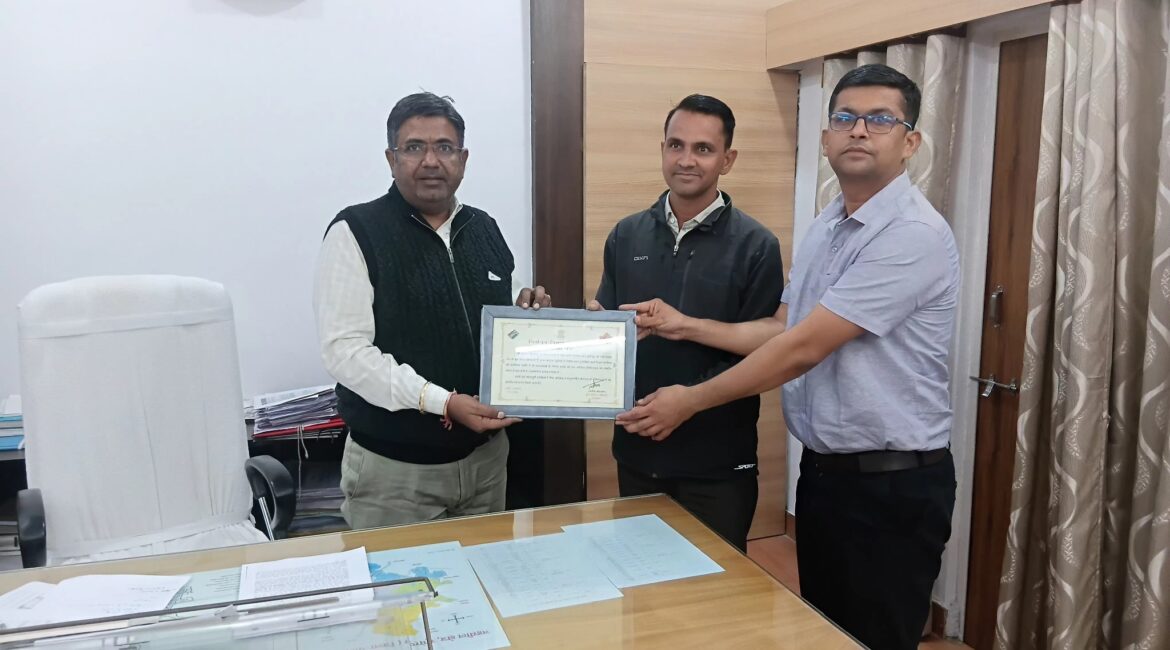 एसआईआर में शतप्रतिशत कार्य पूर्ण करने पर सुमेरपुर बीएलओ इकबाल मोहम्मद को प्रशस्ति पत्र किया प्रदान, तहसीलदार निर्वाचन द्वारा औचक निरीक्षण एसआईआर में शतप्रतिशत कार्य पूर्ण करने पर सुमेरपुर बीएलओ इकबाल मोहम्मद को प्रशस्ति पत्र किया प्रदान, तहसीलदार निर्वाचन द्वारा औचक निरीक्षण