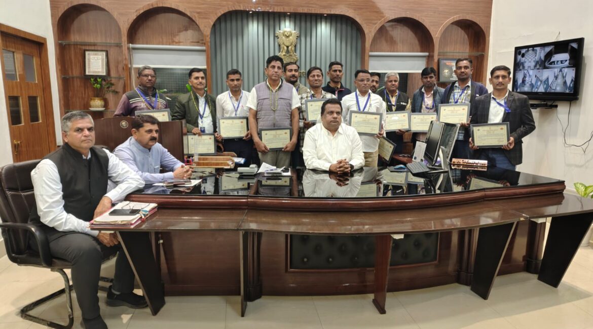 Pali News; कलक्टर ने शत प्रतिशत डिजिटलाइजेशन पर बीएलओ का किया सम्मान Pali News; कलक्टर ने शत प्रतिशत डिजिटलाइजेशन पर बीएलओ का किया सम्मान