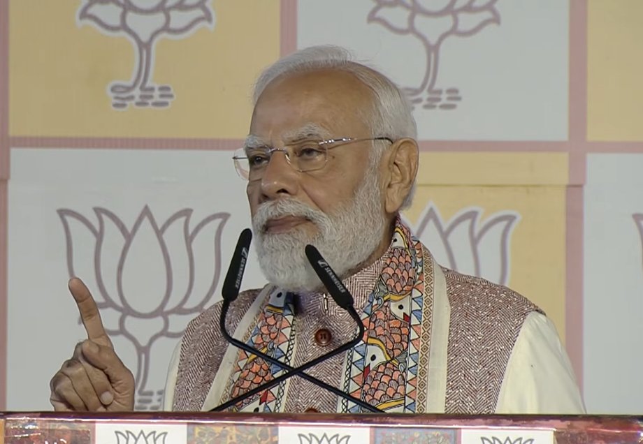 बिहार में प्रचंड जीत के बाद PM मोदी ने भरी हुंकार; दिल्ली में बीजेपी हेडक्वार्टर पहुंचते ही पीएम मोदी ने बिहारी स्टाइल में गमछा घुमाते हुए मजबूत संदेश बिहार में प्रचंड जीत के बाद PM मोदी ने भरी हुंकार; दिल्ली में बीजेपी हेडक्वार्टर पहुंचते ही पीएम मोदी ने बिहारी स्टाइल में गमछा घुमाते हुए मजबूत संदेश