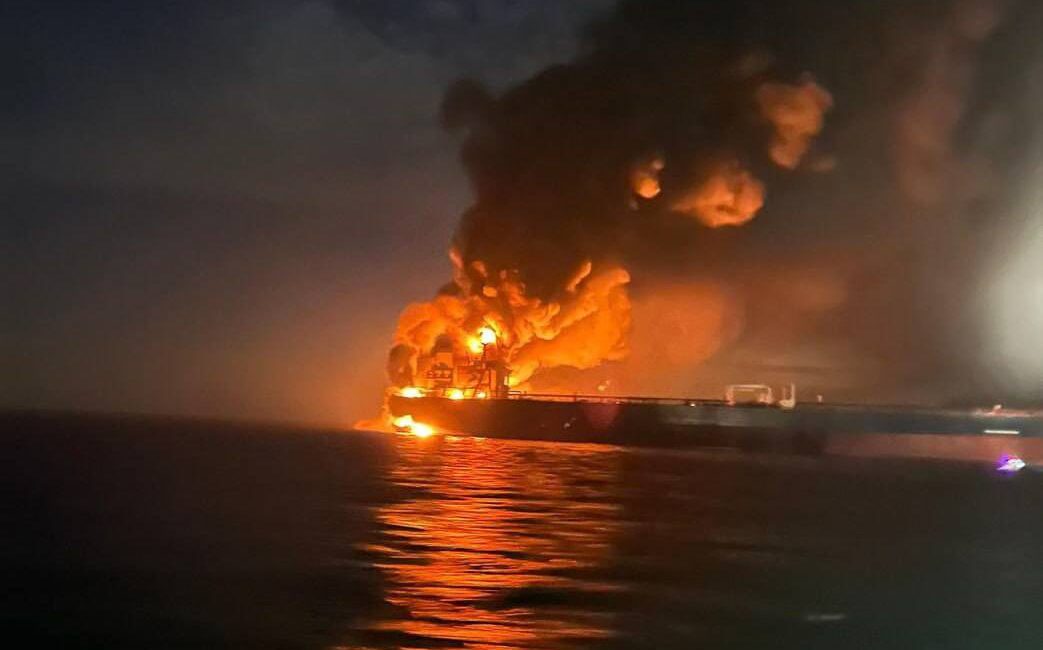 चिल्लाए क्रू मेंबर, धू-धू कर जल गया जहाज; ब्लैक सी में रूस के शैडो फ्लीट टैंकर पर हुआ ड्रोन अटैक चिल्लाए क्रू मेंबर, धू-धू कर जल गया जहाज; ब्लैक सी में रूस के शैडो फ्लीट टैंकर पर हुआ ड्रोन अटैक