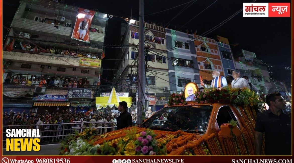 पटना में पीएम मोदी का मेगा रोड शो, महिलाओं ने उतारी आरती, हजारों की संख्या में उमड़ी भीड़ पटना में पीएम मोदी का मेगा रोड शो, महिलाओं ने उतारी आरती, हजारों की संख्या में उमड़ी भीड़