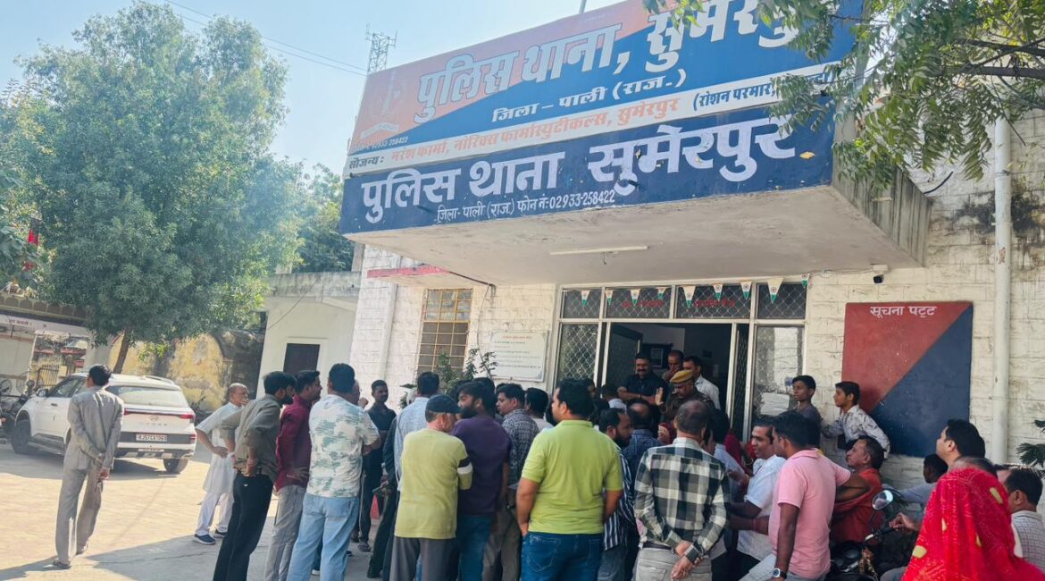 19 वर्षीय युवती को भगा ले जाने के विरोध में लोग पुलिस थाने के बाहर इक्कटा हुए, आक्रोशित समाजजनों ने थाने के घेराव की चेतावनी दी