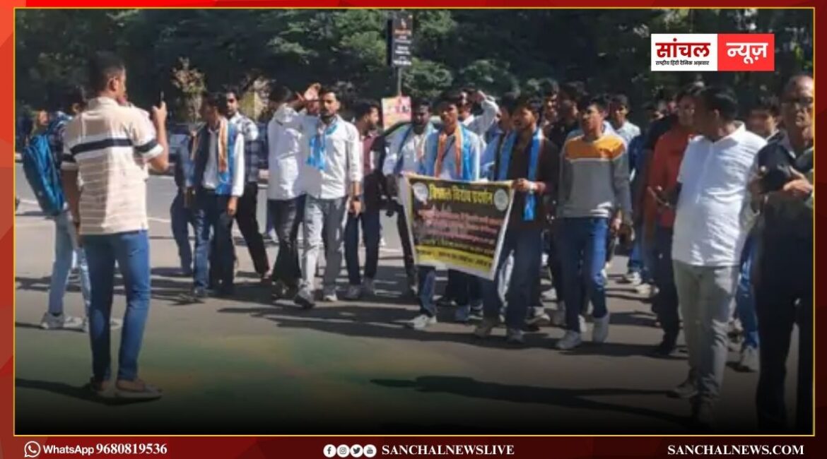 पाली; बांगड़ कॉलेज में जांच की मांग, कलेक्ट्रेट पर NSUI का प्रदर्शन, कॉलेज आयुक्तालय के नाम कलेक्टर को सौंपा ज्ञापन