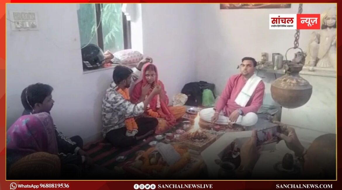 इंस्टाग्राम पर दोस्ती… युवती शादी के लिए पहुंची युवक के घर, बवाल के बाद पुलिस ने किया कन्यादान इंस्टाग्राम पर दोस्ती… युवती शादी के लिए पहुंची युवक के घर, बवाल के बाद पुलिस ने किया कन्यादान