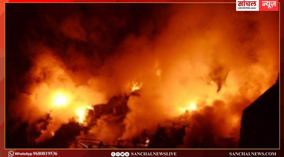 जोधपुर: शेरगढ़ के मुख्य बाजार में दुकान में लगी भीषण आग, मौके पर पुलिश प्रशासन