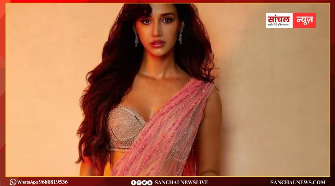 दिशा पटानी की तरह डिजाइन ब्लाउज संग पहले रेडी टू वियर साड़ी