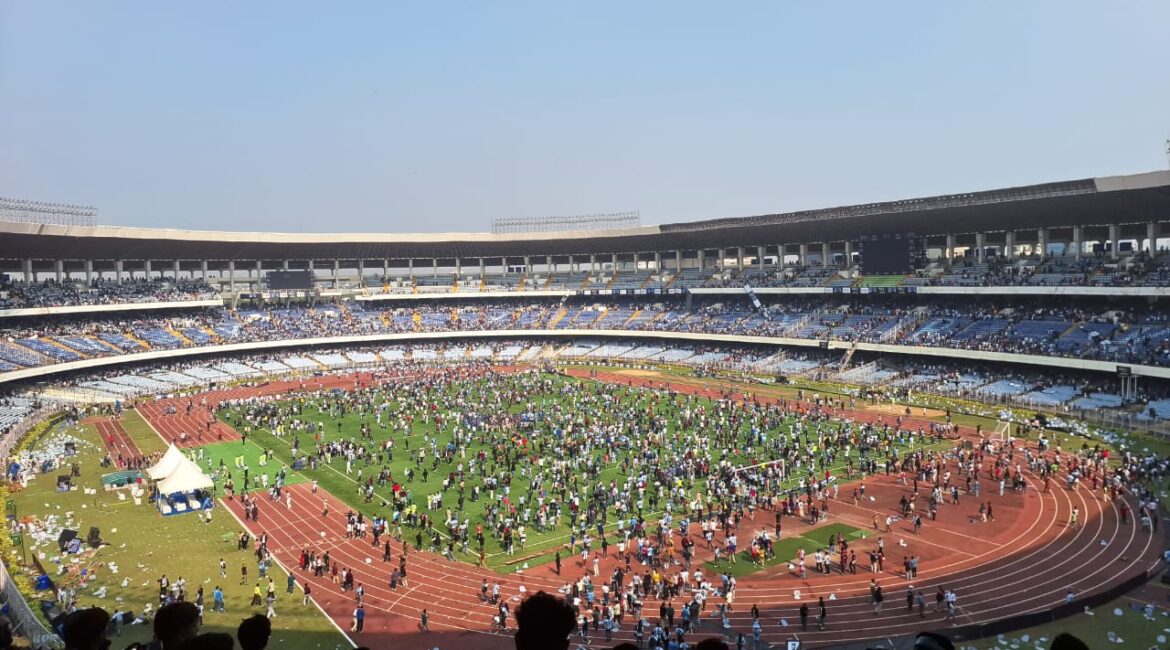 कोलकाता में पॉपुलर फुटबॉलर मेसी के दौरे पर स्टेडियम में तोड़फोड़, कार्यक्रम के मुख्य आयोजक को किया गिरफ्तार कोलकाता में पॉपुलर फुटबॉलर मेसी के दौरे पर स्टेडियम में तोड़फोड़, कार्यक्रम के मुख्य आयोजक को किया गिरफ्तार