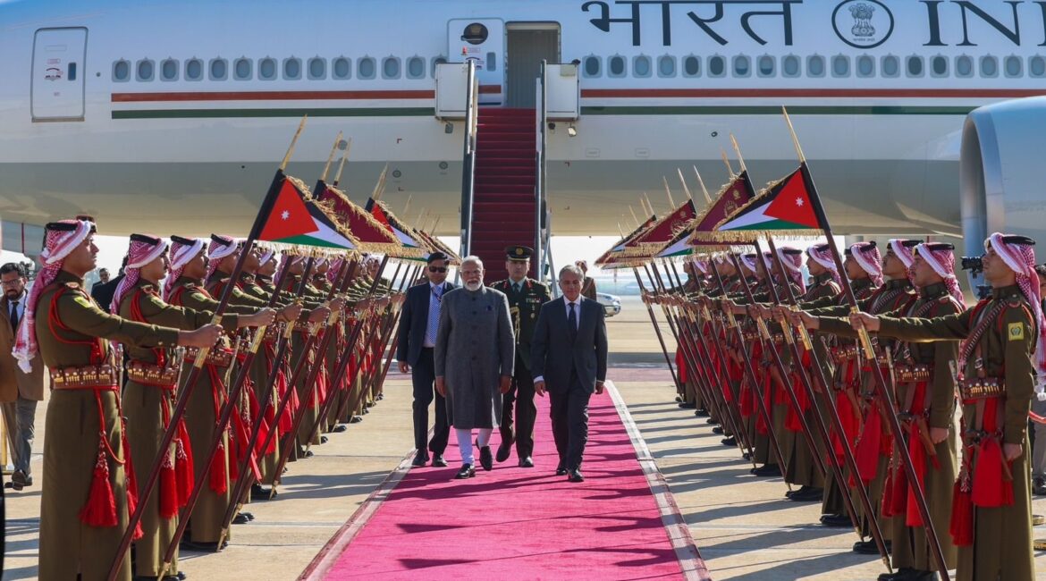 PM नरेंद्र मोदी दो दिवसीय यात्रा पर जॉर्डन पहुंचे, जॉर्डन के प्रधानमंत्री जाफर हसन ने हवाई अड्डे पर गर्मजोशी से स्वागत