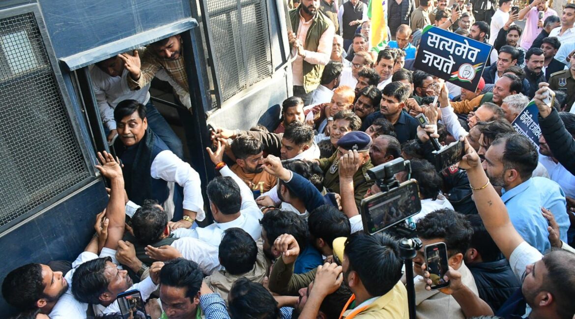 नेशनल हेराल्ड मामले पर जयपुर में कांग्रेस के प्रदर्शन, पुलिस और कार्यकर्ताओं के बीच धक्का-मुक्की, डोटासरा-जूली समेत 100 कांग्रेसी नेता हिरासत में नेशनल हेराल्ड मामले पर जयपुर में कांग्रेस के प्रदर्शन, पुलिस और कार्यकर्ताओं के बीच धक्का-मुक्की, डोटासरा-जूली समेत 100 कांग्रेसी नेता हिरासत में