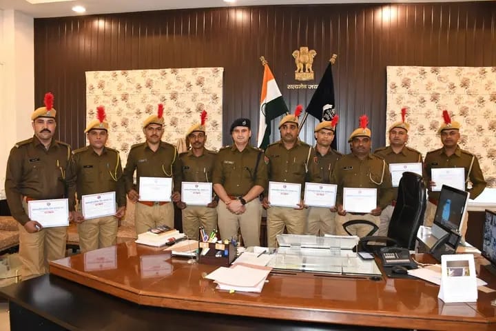 जिला पुलिस अधीक्षक द्वारा सर्किल स्तर पर सर्वोत्तम कार्यों वाले कांस्टेबल को बेस्ट कांस्टेबल ऑफ़ मंथ का अवार्ड जिला पुलिस अधीक्षक द्वारा सर्किल स्तर पर सर्वोत्तम कार्यों वाले कांस्टेबल को बेस्ट कांस्टेबल ऑफ़ मंथ का अवार्ड