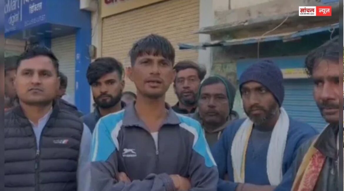 मजदूरों ने कांग्रेस के खिलाफ की नारेबाजी, एनएसयूआई की रैली में जाने के लिए मज़दूरों को 500 रुपये देने का हुआ था वादा, मजदूरी के लिए भटक रहे