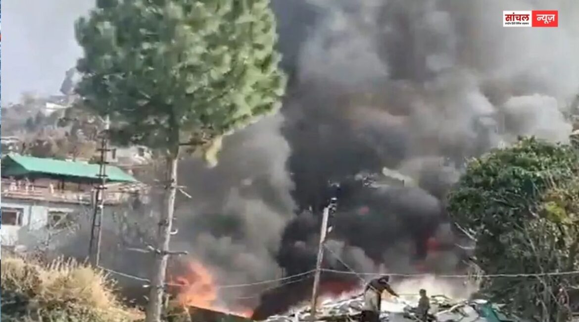 उत्तराखंड : ज्योर्तिमठ में सेना कैंप में लगी अचानक आग, जवानों के साथ फायर सर्विस की टीम बुझाने में जुटी