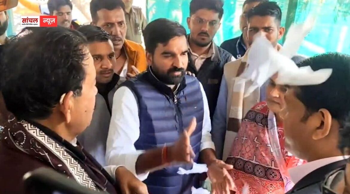 ‘मनरेगा बचाओ महासंग्राम पदयात्रा’ ज्ञापन फाड़कर SDM के मुंह पर फेंका, कहा- यूथ कांग्रेस सड़कों पर उतरेगी ‘मनरेगा बचाओ महासंग्राम पदयात्रा’ ज्ञापन फाड़कर SDM के मुंह पर फेंका, कहा- यूथ कांग्रेस सड़कों पर उतरेगी