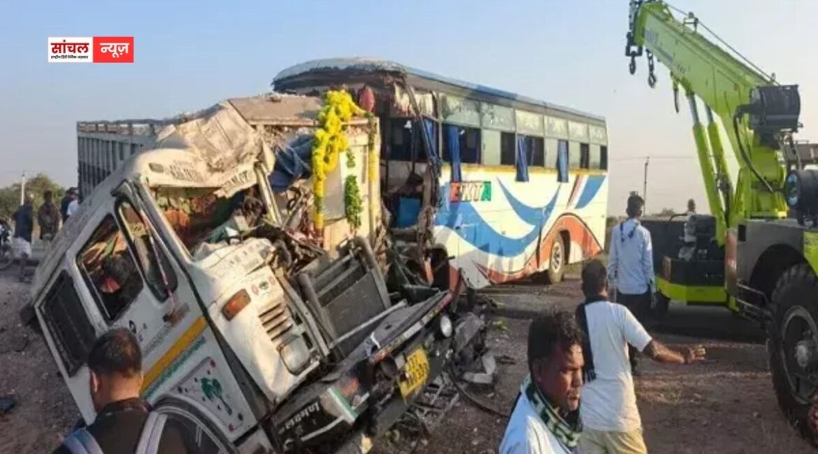बाबा रामदेव के दर्शन कर लौट रही बस की ट्रक से भीषण टक्कर, हादसे में 4 लोगों की मौत बाबा रामदेव के दर्शन कर लौट रही बस की ट्रक से भीषण टक्कर, हादसे में 4 लोगों की मौत