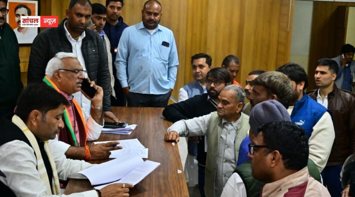 कांग्रेस नेता की बीजेपी दफ्तर में ‘एंट्री’ से मचा हड़कंप, गृह राज्य मंत्री ने पिछली सरकार पर तीखे तंज भी कसे कांग्रेस नेता की बीजेपी दफ्तर में ‘एंट्री’ से मचा हड़कंप, गृह राज्य मंत्री ने पिछली सरकार पर तीखे तंज भी कसे