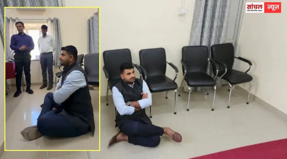 अधिकारियों के सामने जमीन पर बैठे विधायक रविंद्र सिंह भाटी, पानी के लिए धरना, लंबे समय से पानी की समस्या अधिकारियों के सामने जमीन पर बैठे विधायक रविंद्र सिंह भाटी, पानी के लिए धरना, लंबे समय से पानी की समस्या