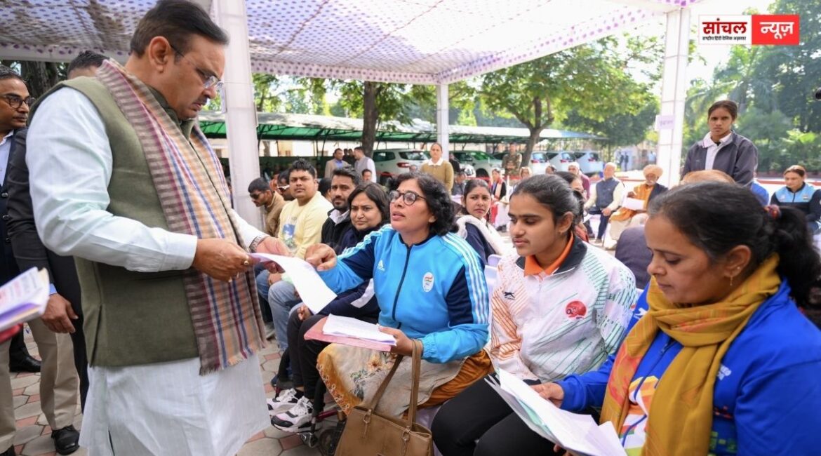 जन सुनवाई में सीएम भजनलाल शर्मा ने अधिकारियों को लगाई फटकार, अधिकारी संतोषजनक जवाब नहीं दे पाए.