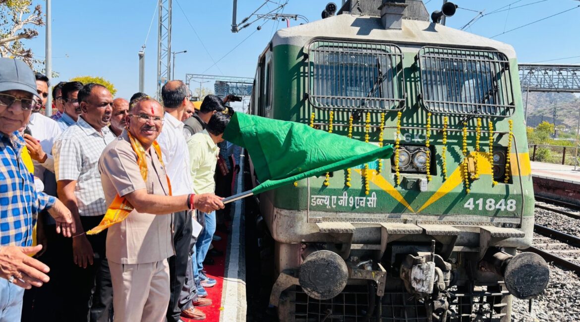 विधानसभा अध्यक्ष देवनानी ने दिखाई तिरूपति तीर्थ जाने वाली ट्रेन को हरी झंडी विधानसभा अध्यक्ष देवनानी ने दिखाई तिरूपति तीर्थ जाने वाली ट्रेन को हरी झंडी