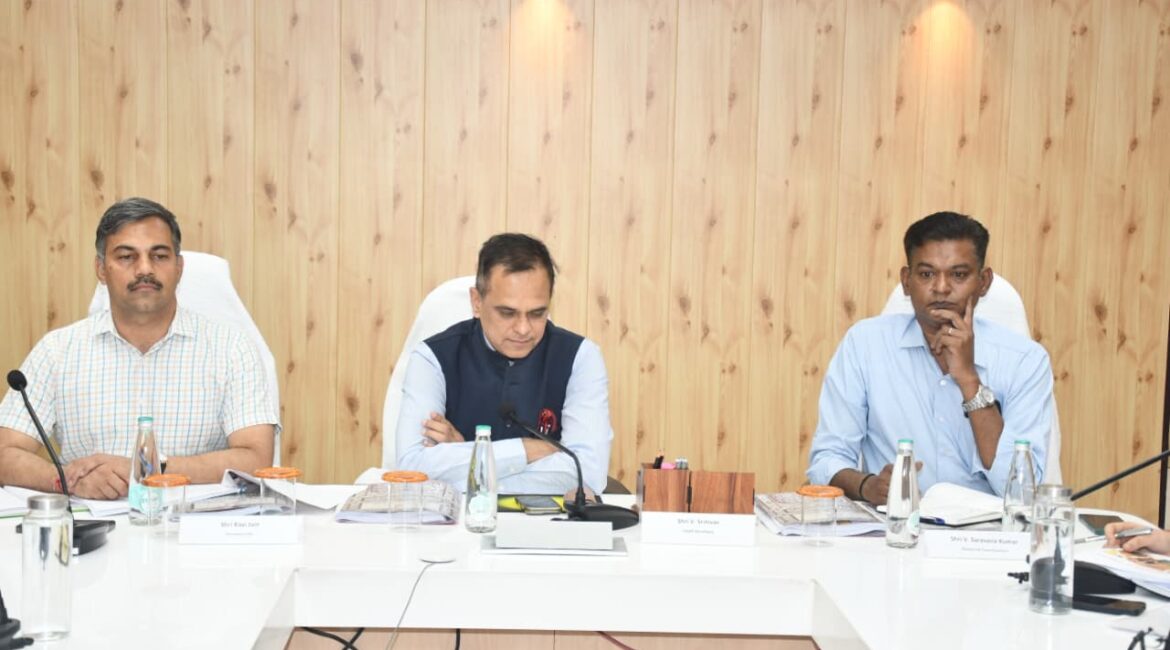 मुख्य सचिव वी.श्रीनिवास ने मंगलवार को परकोटे के विभिन्न स्थानों हवेलियों मंदिर का किया निरीक्षण मुख्य सचिव वी.श्रीनिवास ने मंगलवार को परकोटे के विभिन्न स्थानों हवेलियों मंदिर का किया निरीक्षण