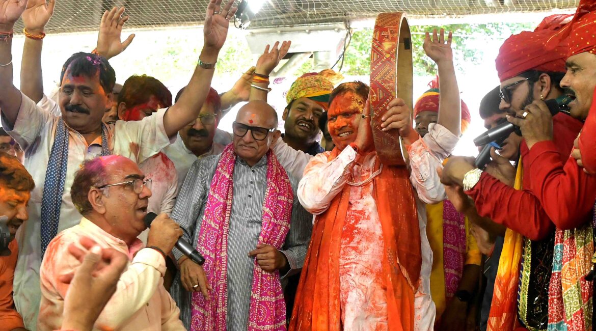 मुख्यमंत्री भजनलाल शर्मा ने आमजन के साथ मनायी होली, प्रदेशवासियों को दी बधाई एवं शुभकामनाएं मुख्यमंत्री भजनलाल शर्मा ने आमजन के साथ मनायी होली, प्रदेशवासियों को दी बधाई एवं शुभकामनाएं