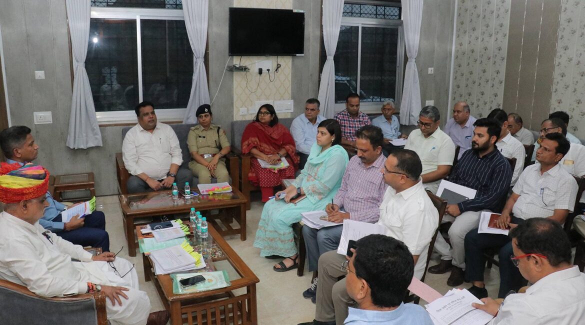 जिला प्रभारी मंत्री खर्रा व जिला प्रभारी सचिव पी रमेश ने जिला स्तरीय अधिकारियों की ली बैठक, समयबद्ध एवं प्रभावी क्रियान्वयन के दिए निर्देश
