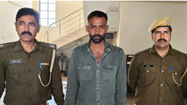 राजस्थान में शहीद के घर से ‘अशोक चक्र’ चोरी, अनूपगढ़ पुलिस ने हिस्ट्रीशीटर को दबोचा राजस्थान में शहीद के घर से ‘अशोक चक्र’ चोरी, अनूपगढ़ पुलिस ने हिस्ट्रीशीटर को दबोचा