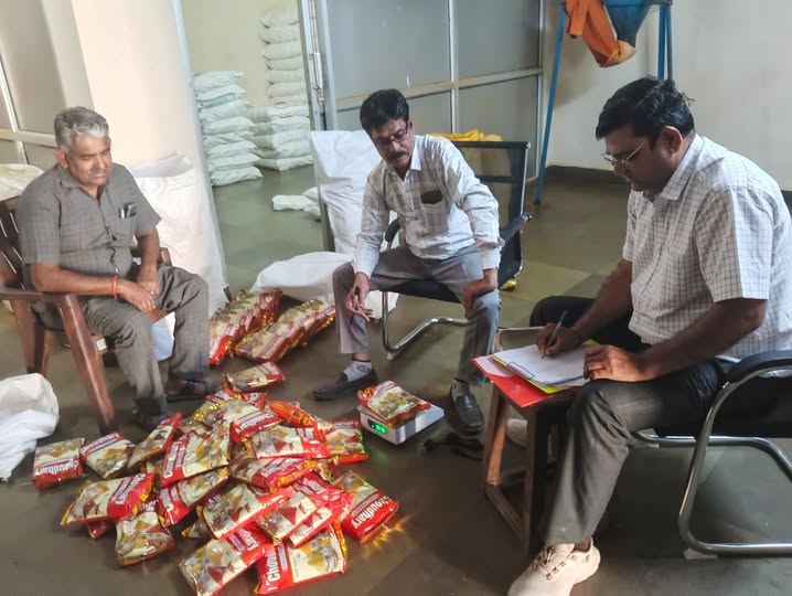 विधिक माप विज्ञान विभाग की टीम ने मसाला उद्योग का किया औचक निरीक्षण विधिक माप विज्ञान विभाग की टीम ने मसाला उद्योग का किया औचक निरीक्षण