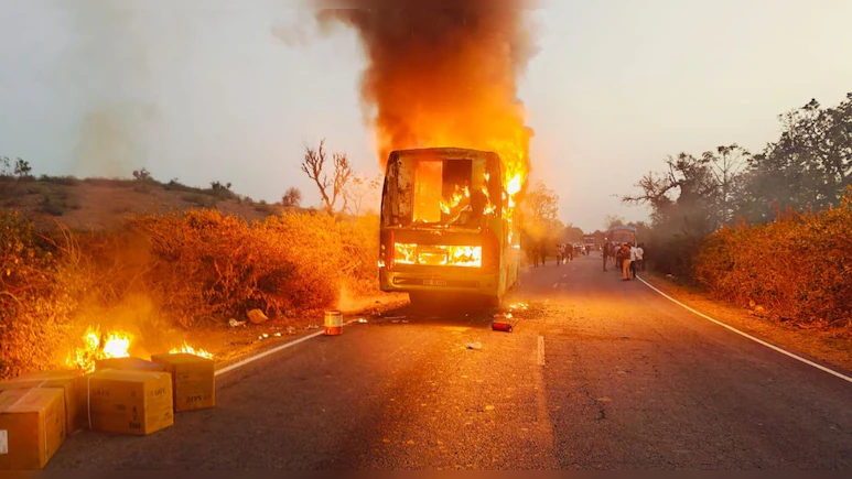 बांसवाड़ा उदयपुर हाईवे पर स्‍लीपर बस जलकर खाक, यात्रियों ने कूदकर बचाई जान